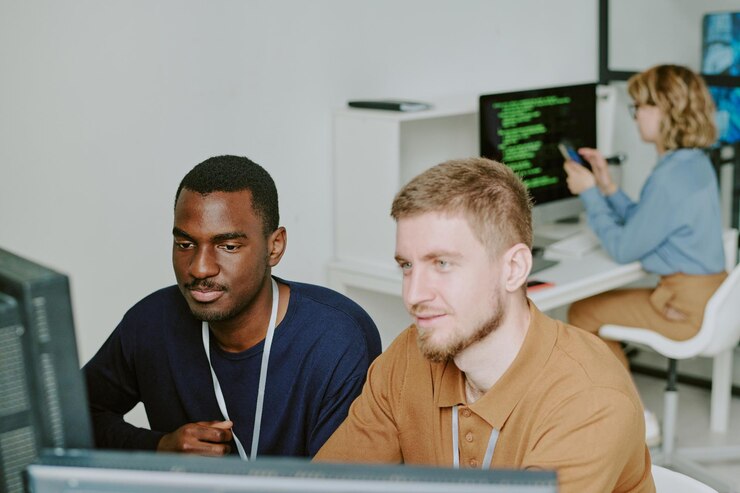 Photo two young men coworking in office