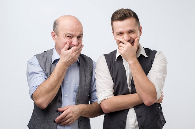 Photo two young and old men laughing