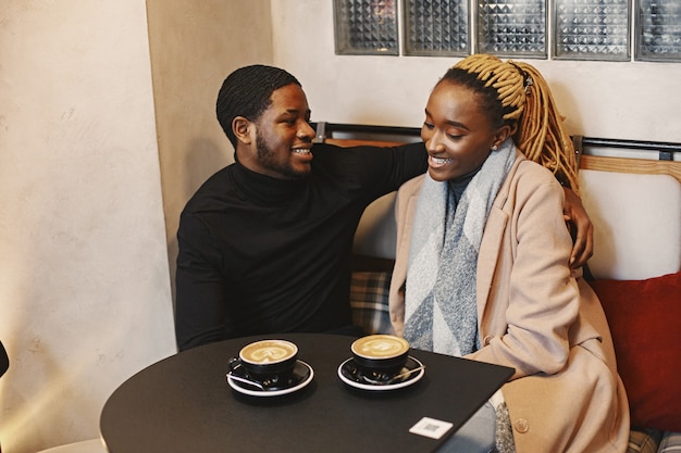 Двое молодых людей в кафе. Африканская пара, наслаждаясь времяпрепровождением друг с другом.