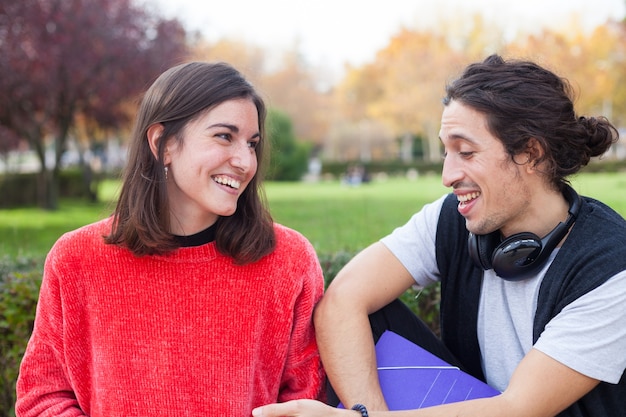 Foto due giovani studenti che studiano nel parco