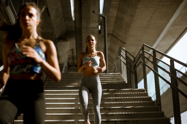 Allenamento di due giovani donne in ambiente urbano