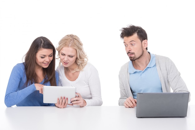 Photo two young women are looking at tablet.