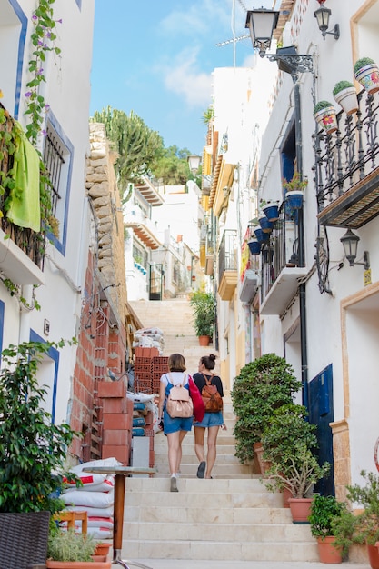 Due giovani donne stanno camminando per la strada ad alicante, in spagna