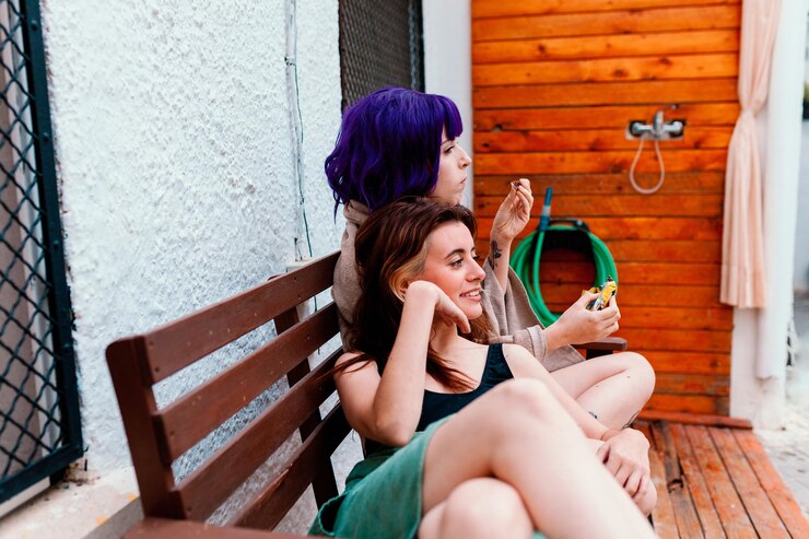 Photo two young women in the backyard in the summer having fun
