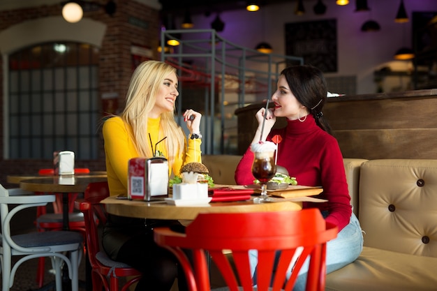 カフェでおしゃべりする2人の若い女性