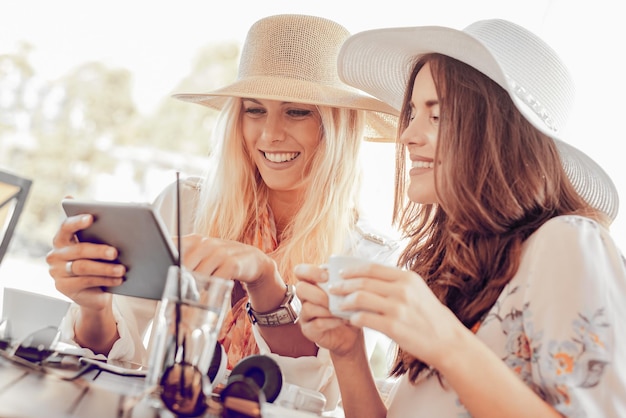 Due giovani donne che hanno pausa caffè