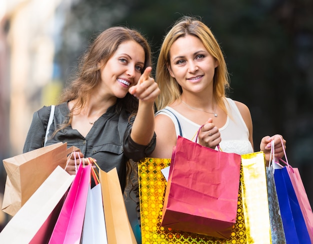 写真 買い物袋を持っている2人の若い女性