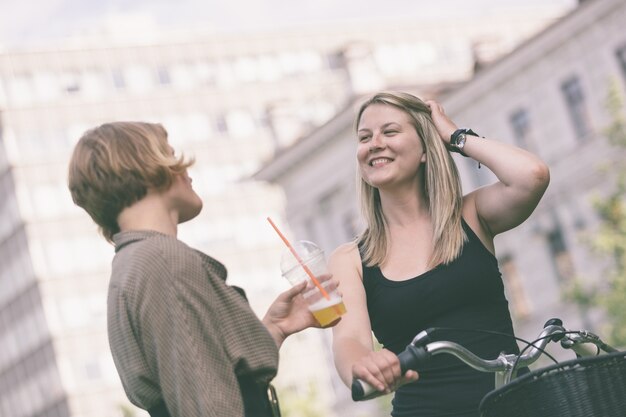 Foto due giovani donne al parco