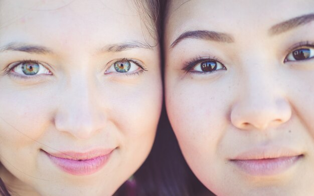 Photo two young women portrait