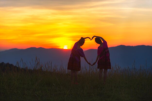 Foto due giovani donne al tramonto