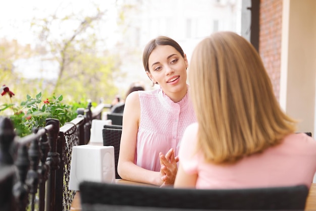 사진 카페에서 이야기하는 두 젊은 여성