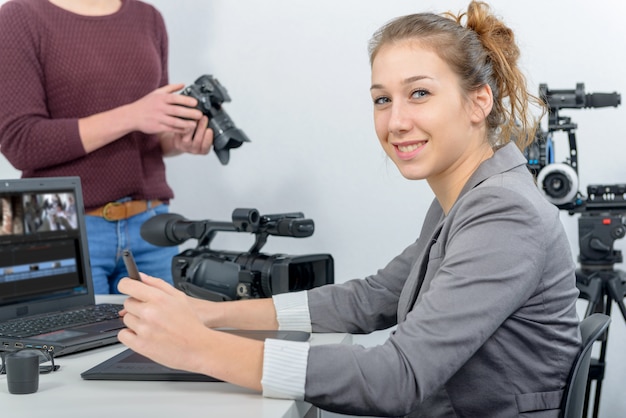 Редактор видео двух молодых женщин, работающих с ноутбуком