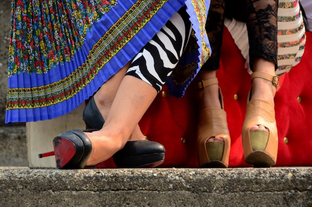 ハイヒールのモダンな靴を持つ 2 人の若い女性