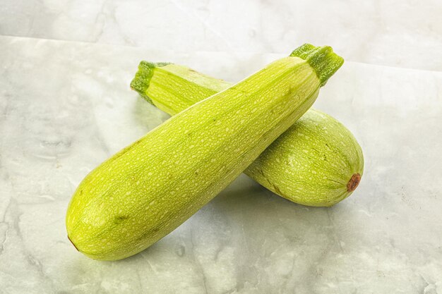 Due giovani zucchine per cucinare