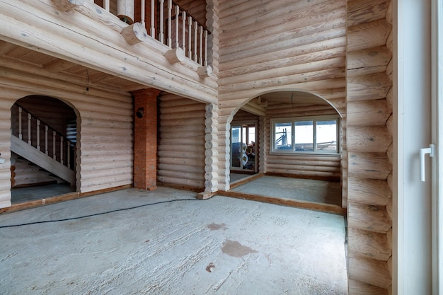 Двухэтажный деревянный коттедж изнутри в хвойно-еловом сосновом бору