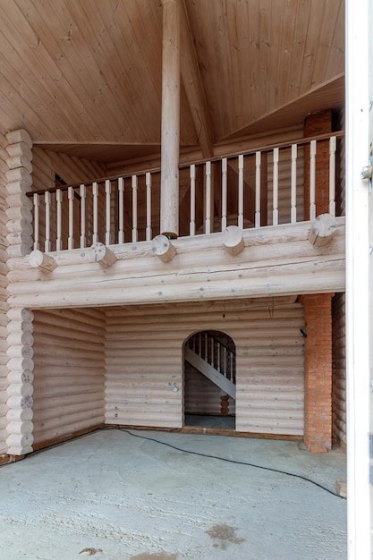 Двухэтажный деревянный коттедж изнутри в хвойно-еловом сосновом бору