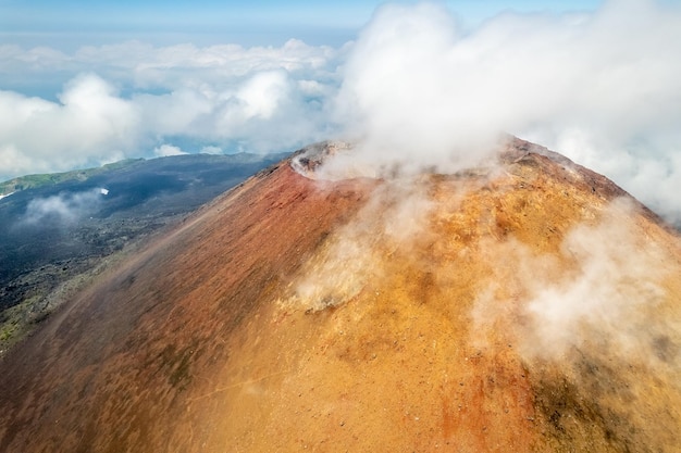 Tyatya vulkaan krater luchtfoto Kunashir eiland Koerilen eilanden Rusland