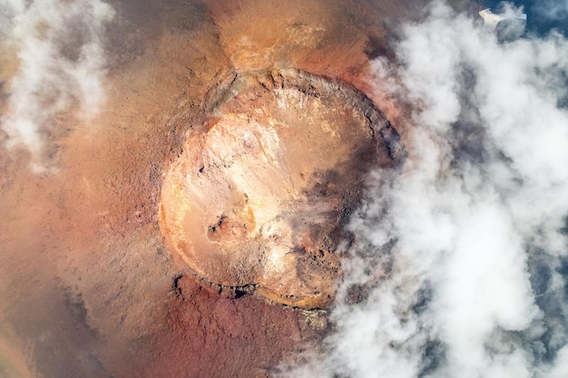 Tyatya vulkaan krater luchtfoto Kunashir eiland Koerilen eilanden Rusland