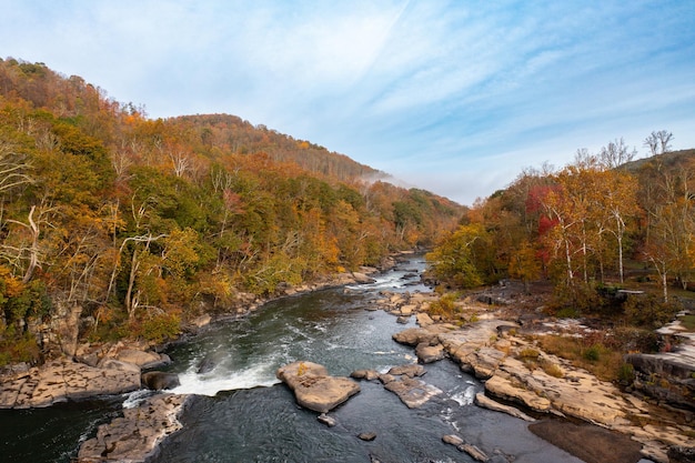 Tygart-rivier bij Valley Falls op een mistige herfstdag