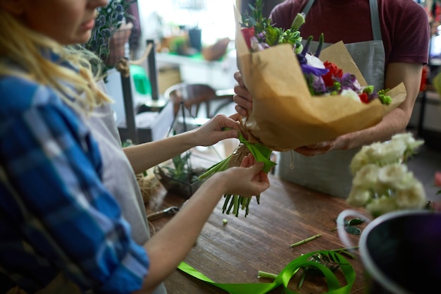 Tying bouquet with ribbon