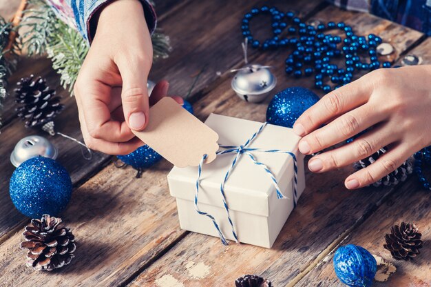 Foto legare etichetta regalo per regalo di natale