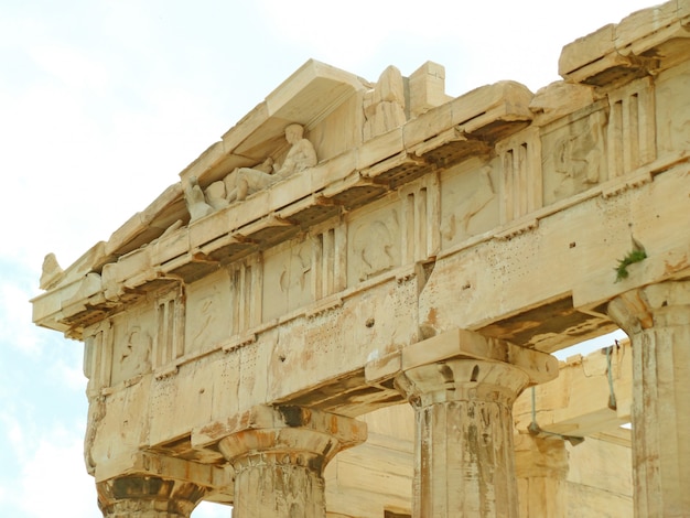 Il timpano del partenone antico tempio greco sull'acropoli di atene, in grecia