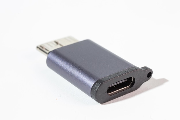 Type-C naar MicroUSB-adapter Zwart geïsoleerd op witte achtergrond