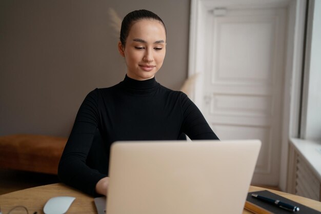 Typen op een laptop zittend kantoor gedurende de dag werkende zakenvrouw freelancer in een shirt-kantoor