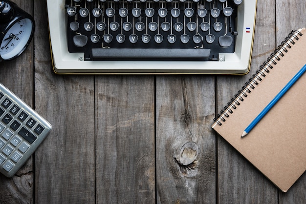 Фото Пишущая машинка ретро рука на деревянный стол