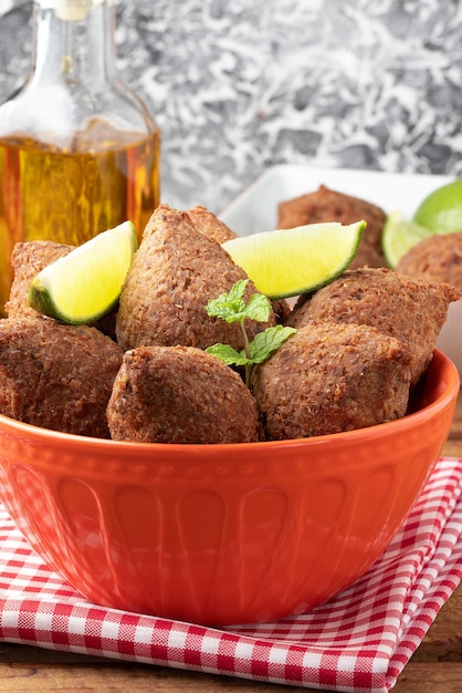 레몬 선택적 포커스가 있는 전형적인 아라비아 스낵 Kibbeh