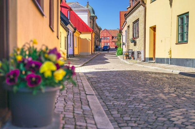 Photo typical architectural street scene from the small swedish city ystad in south sweden.