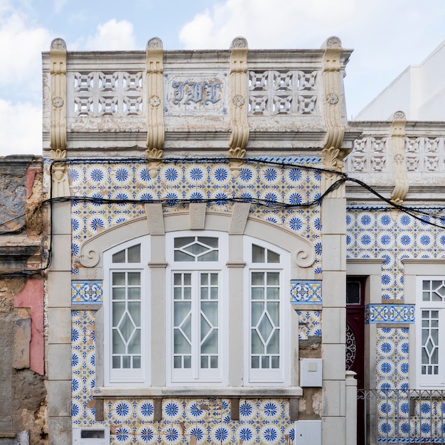 Foto architettura tipica degli edifici in stile vintage dell'algarve, situati a olhao, in portogallo.