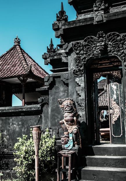 Tipico tempio indù balinese la porta delle scale e il tempio ubud bali indonesia