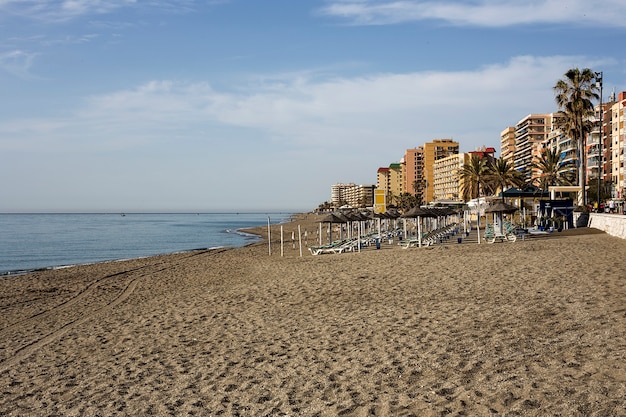 Foto paesaggio tipico della spiaggia in spagna sulla costa del sole