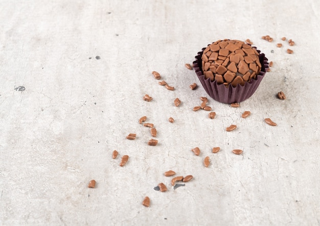 Tipico brigadeiro brasiliano con gocce di cioccolato e copia spazio.