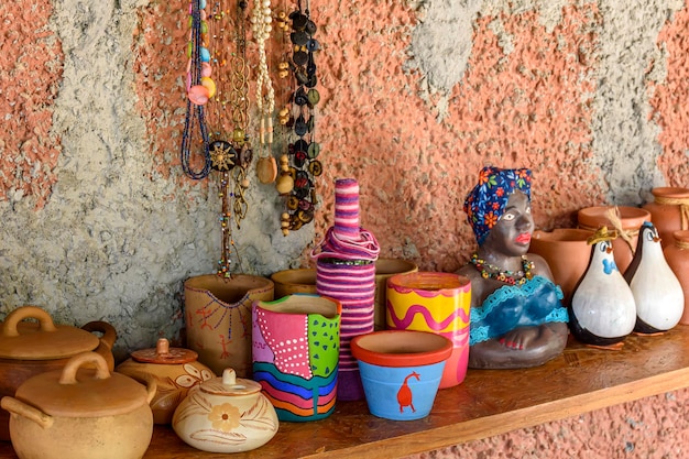 Foto tipico artigianato brasiliano in argilla dipinto a colori vivaci nello stato di minas gerais