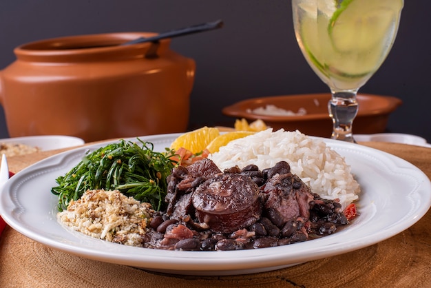 Foto piatto tipico brasiliano chiamato feijoada a base di maiale e salsiccia di fagioli neri