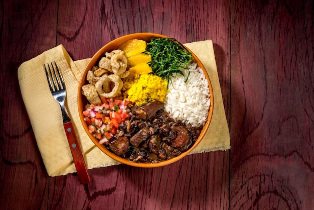 黒豆と豚肉をベースにした典型的なブラジル料理のフェイジョアーダ。粘土ボウル、上面図