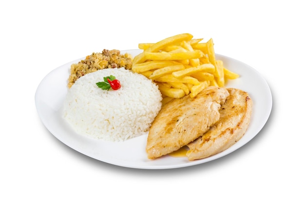 Типичная бразильская еда, исполнительное блюдо, меню еды. Куриная грудка, рис, фасоль, картофель и панировочные сухари. Коричневый фон.