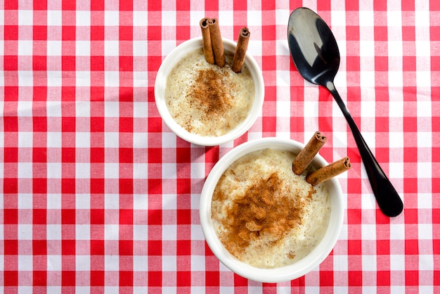 典型的なブラジルのジュニーナパーティースイーツ-コピースペースのある上面図。甘い飯