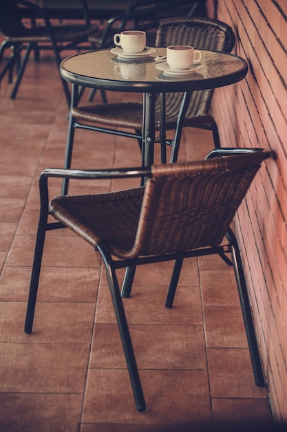 Foto tipica terrazza caffè con tavoli e sedie