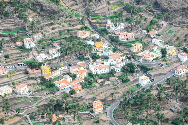 Photo typical colored colonial spanish building with flat roof