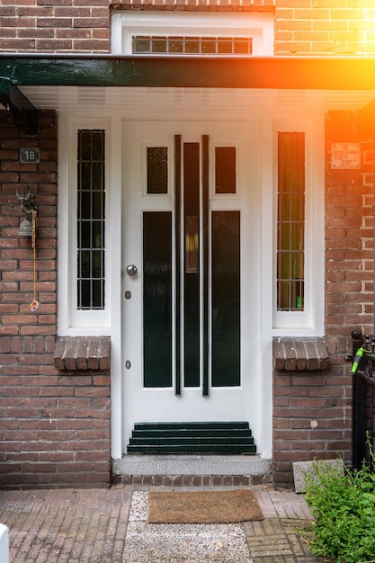 Фото Типичная голландская дверь голландская голландская архитектурная деталь дверь в голландском городе голландская дварь