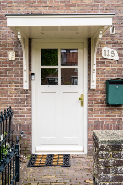 オランダの典型的なドア オランダのオランダの建築の詳細 オランダの都市のドア オランダのドア