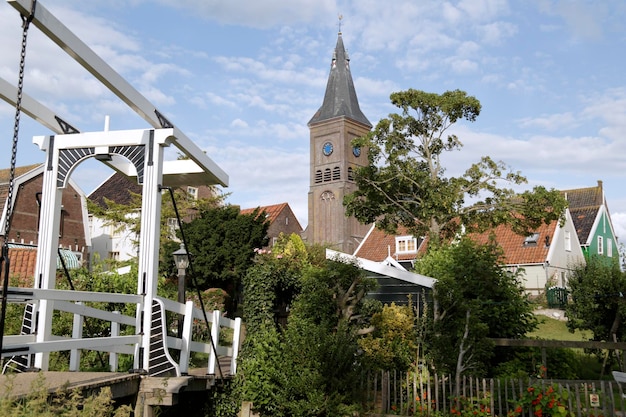 사진 네덜란드의 마르켄 섬에 있는 나무로 된 집을 가진 전형적인 네덜란드 마을 장면
