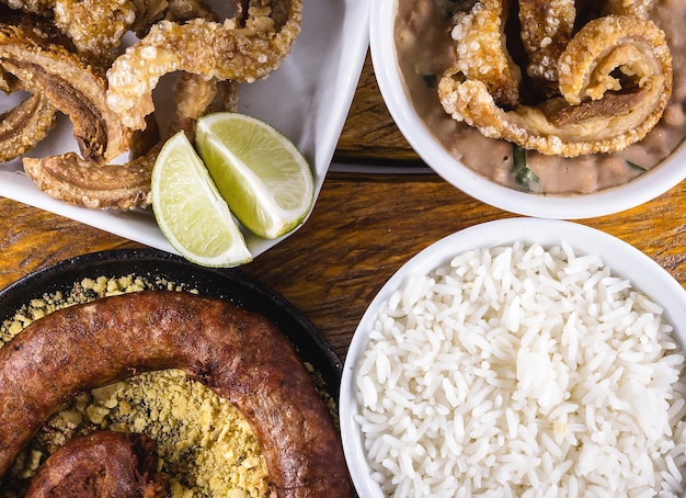 写真 ブラジル内陸の典型的な食卓 豚の豆 豆 トゥトゥ 豚の皮 ライスとファロファ 鉱山の家で作られた食べ物 ブラジルの味