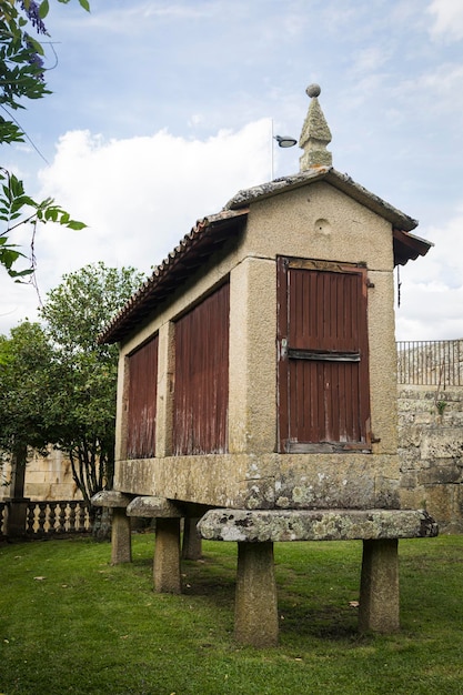 典型的なガリシアのホレオ、トウモロコシを乾燥、硬化、貯蔵することを目的とした農業用の建造物