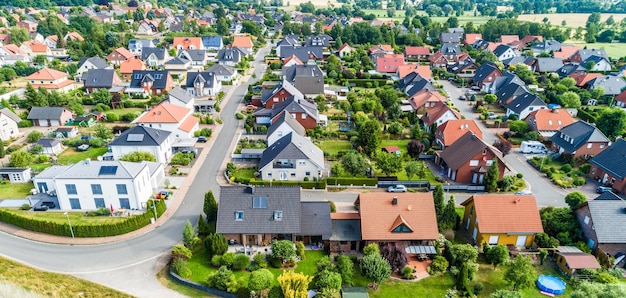 写真 典型的なドイツの新しい住宅開発は,平らな田舎の空中写真です.