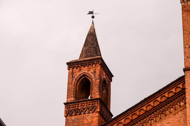 이탈리아의 전형적인 고딕 종탑 교회 타워