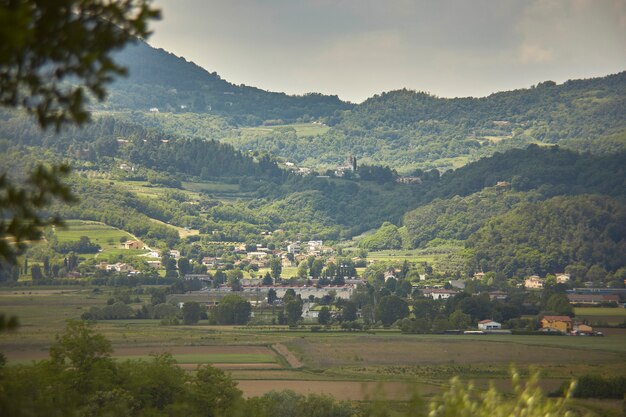 ヴェネトのイタリアの丘の丘の典型的な丘陵風景：場所バッタリアテルメ。